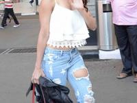 Summer Special: सुटीत प्रवासाला निघताय? तुमच्याकडे असायलाच हवेत १० स्मार्ट ट्रॅव्हल ड्रेसेस - Marathi News | Summer Special: Fashion Tips: Trendy outfits for summer vacation, look at top 10 celeb's look in travelling, vacation mood | Latest sakhi Photos at Lokmat.com