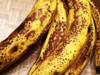 How to keep banana fresh : पिकलेली केळी लवकर खराब होऊ नयेत म्हणून ५ ट्रिक्स; आठवडाभर चांगली राहतील केळी - Marathi News | How to keep banana fresh for long week rotten kitchen hack plastic hanger vitamin c tablet fridge wax paper | Latest sakhi Photos at Lokmat.com