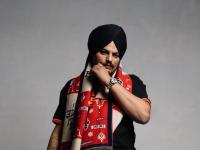 हातात बंदूक, अनेक पिस्तुलं आणि समोर काडतुसांचा ढिग, मूसेवालाला मारणाऱ्या शूटरचे फोटो आले समोर - Marathi News | A gun in hand, several pistols and a pile of cartridges in front, photos of the shooter who killed Musewala came to the fore | Latest crime Photos at Lokmat.com