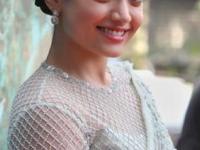 साडी नेसल्यावर शोभून दिसणाऱ्या १० हेअरस्टाईल, मिळेल एकदम क्लासी आणि स्मार्ट लूक- बघा.. - Marathi News | 10 most attractive hairstyles for saree, best hairstyles on saree, How to do perfect hair styles on saree? | Latest sakhi Photos at Lokmat.com