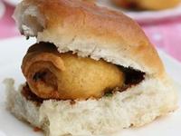 World Vada Pav Day 2022 : गरमागरम, खमंग वडापाव घरीच १० मिनिटात करा; ही घ्या सोपी, चविष्ट रेसेपी - Marathi News | World Vada Pav Day 2022 : Batata Vada Easy and Quick Recipe How to make batata vada | Latest sakhi Photos at Lokmat.com