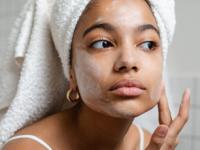 How to do Facial at Home : नवरात्रीत चेहरा ग्लोईंग दिसण्यासाठी घरीच १० मिनिटात करा फेशियल, या घ्या सोप्या स्टेप्स - Marathi News | How to do Facial at Home : How to do facial at home step by step | Latest sakhi Photos at Lokmat.com