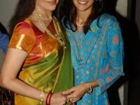 Daughter's Day : सख्या बहिणींप्रमाणे दिसतात या मायलेकी; पाहा सेलिब्रिटी मायलेकींचे कधीही न पाहिलेले फोटो - Marathi News | Daughter's Day : Stylish jodis of bollywood who look more like sister | Latest sakhi Photos at Lokmat.com