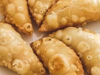 करंज्या तळताना फुटतात, कधी खुळखुळा होतो? ५ टिप्स, करा परफेक्ट खुसखुशीत करंज्या - Marathi News | Karanji Recipe Diwali Special : Karanja bursts in oil, when does it become loose? 5 Tips, Make Perfect Crispy Karanja at Home | Latest sakhi Photos at Lokmat.com