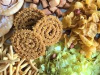 आपले शेजारी किंवा मित्रमंडळींकडे देण्यासाठी फराळाचं ताट कसं सजवाल, ५ टिप्स, फराळ द्या सन्मानानं-प्रेमानं - Marathi News | How to pack diwali faral items nicely? perfect method of packing diwali faral  | Latest sakhi Photos at Lokmat.com