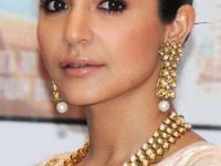 चेहऱ्याच्या आकाराप्रमाणे करा परफेक्ट टिकलीची निवड, ५ टिप्स.. चेहरा दिसेल खुलून.. - Marathi News | How to choose perfect bindi according to your face cut or shape of your face | Latest sakhi Photos at Lokmat.com