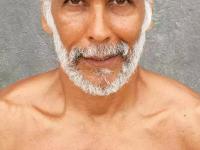 Milind Soman Birthday : ५७ व्या वर्षी सुपरफिट दिसणारा मिलिंद सोमण खातो तरी काय? सिम्पल 'डाएट प्लॅन'ची कमाल.. - Marathi News | Milind soman birthday : Diet plan revealed what does actor eat in a day breakfast to dinner and exercise | Latest sakhi Photos at Lokmat.com