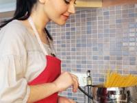 भाजी जास्तच पातळ झाली, पाणी चुकून जास्त झालं तर? ३ ट्रिक्स, ग्रेव्ही होईल घट्ट आणि अधिक चवदार - Marathi News | Cooking Hacks : How to reduce water in gravy How do you reduce liquid in gravy | Latest sakhi Photos at Lokmat.com