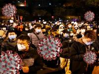 Corona Virus : चीनमध्ये संयमाचा बांध फुटला! कोरोना रुग्णांची संख्या 30 हजारांवर पण लोकांना नकोय लॉकडाऊन - Marathi News | china zero covid policy protest against strict lockwin amid rise in infection cases | Latest international Photos at Lokmat.com