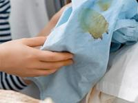 कपड्यांवर पडलेले डाग सहज काढण्यासाठी ७ उपाय, डाग झटक्यात गायब-कष्ट कमी - Marathi News | 7 ways to remove stains from clothes easily, stains disappear in a flash - less effort | Latest sakhi Photos at Lokmat.com