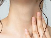 चेहरा गोरा पण मान खूप काळपट? ७ उपाय , चेहऱ्यासह मानही दिसेल ग्लोईंग-सुंदर - Marathi News | Neck Tanning Home Remedies : Home remedies for dark neck lines | Latest sakhi Photos at Lokmat.com