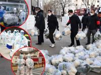 Corona Virus : परिस्थिती बिकट! चीनमध्ये औषधांचा दुष्काळ, किमतीत मोठी वाढ; दुकानांसमोर लांबच्या लांब रांगा - Marathi News | Corona Virus China eases its covid restrictions after 3 years medical supply snags price gouging amid pandemic fears | Latest international Photos at Lokmat.com