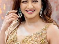 अभिनेत्री भाग्यश्रीचं ब्यूटी सिक्रेट! त्वचा, केस आणि आरोग्य- तिन्हीसाठी एक खास उपाय - Marathi News | Actress Bhagyashree shared her beauty secret, One simple solution for the skin- hair and health issues, Benefits of aloevera | Latest sakhi Photos at Lokmat.com