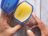 थंडीत पेट्रोलियम जेली फक्त ओठांना लावता ? पाहा १० भन्नाट उपयोग, केसांपासून नखापर्यंतच्या कामाची जादू की डिब्बी - Marathi News | Check out 10 amazing uses of petroleum jelly | Latest sakhi Photos at Lokmat.com