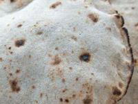 मऊ, लुसलुशीत भाकरी बनवा 'या' ५ टिप्सनी; परफेक्ट भाकरीसाठी उपयुक्त पद्धत - Marathi News | How to make Bhakri : How to make bhakri at home How to make perfect Bhakri | Latest sakhi Photos at Lokmat.com