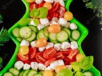 ख्रिसमस पार्टीसाठी सॅलेड डोकोरेशन करण्याच्या एक से एक आयडिया, पाहूनच सगळे होतील खुश.. - Marathi News | Salad Decoration Ideas For Christmas Party, Santa Clause theme, Christmas tree theme salad decoration | Latest sakhi Photos at Lokmat.com