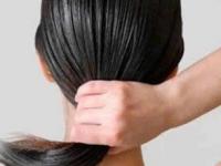 तेल लावल्यावर केस जास्तच गळतात? एकदा बघा तेल लावताना तुम्हीही नेहमी-हमखास ५ चुका करताय का? - Marathi News | 5 Hair oiling mistakes that should avoid to reduce hair fall, 5 Tips proper method of applying oil on hair | Latest sakhi Photos at Lokmat.com