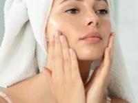 थंडीमुळे त्वचा कोरडी पडली- सुरकुतलेली वाटतेय? या खास तेलाने करा मालिश, त्वचा दिसेल तुकतुकीत - Marathi News | Dryness of skin due to winter season? Special oil massage for reducing dryness and wrinkles on skin | Latest sakhi Photos at Lokmat.com