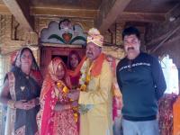 6 मुलींचा बाप असलेल्या 65 वर्षीय व्यक्तीने केलं 24 वर्षांच्या मुलीशी लग्न; कारण ऐकून व्हाल हैराण - Marathi News | unique wedding 65 year man marriage 24 year girl groom became father of 6 daughter in up | Latest jarahatke Photos at Lokmat.com