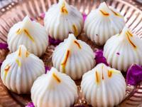 Sankashti Chaturthi Instant Modak Recipe : बाप्पाच्या नैवेद्याला करा झटपट मोदक; मोजून १५ मिनिटांत होतील नैवैद्याला मोदक - Marathi News | Sankashti Chaturthi Modak Recipe : 5 Quick modak Idea How to make instant modak will make you happy at home with Bappa | Latest sakhi Photos at Lokmat.com