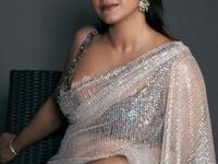 सिद्धार्थ - कियाराच्या रिसेप्शनमध्ये काजोलच्याच चमचमत्या साडीची चर्चा, या साडीची नेमकी काय खास बात? - Marathi News | Kajol Looks Gorgeous In A Silvery Sequin Saree At Sidharth-Kiara's Wedding Reception | Latest sakhi Photos at Lokmat.com