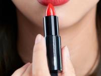 लिपस्टिक लावताना नकळत तुम्हीही हमखास करता ९ चुका; परफेक्ट लिपस्टिक कशी लावायची? - Marathi News | 9 Mistakes You Unknowingly Make When Applying Lipstick; How to apply the perfect lipstick on lips? | Latest sakhi Photos at Lokmat.com