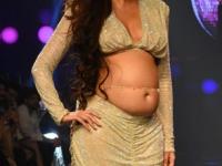 गरोदर अंतराने केला बेधडक रॅम्पवॉक, स्टायलिश-फॅशन आयकॉन असलेली अंतरा नेमकी कोण? - Marathi News | Antara Marwah wows everyone as she bares her baby bump on ramp. | Latest sakhi Photos at Lokmat.com