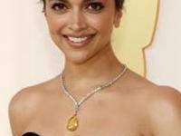 दीपिका पादुकोणच्या मानेवर नवा टॅटू? हा कोणता कोडवर्ड, काय त्याचा अर्थ? - Marathi News | Deepika Padukone shows off new neck tattoo in Oscars look. Here's what it says | Latest sakhi Photos at Lokmat.com