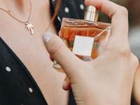 परफ्यूम भसाभसा अंगावर फवारताय? शरीरावर ७ ठिकाणी हलकासा लावा- राहाल दिवसभर फ्रेश-दुर्गंधी गायब - Marathi News | Wanna smell fresh all day? Apply perfume on these spots | Latest sakhi Photos at Lokmat.com