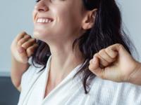 रोज सकाळी लवकर उठण्याचे ८ फायदे; नियम रोज पाळा, अलार्म न लावताच उठाल - Marathi News | Benefits of waking up early in the morning spiritual benefits of waking up early | Latest sakhi Photos at Lokmat.com