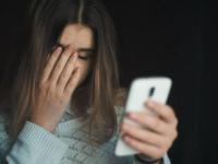 मोबाईल पाहण्याची योग्य पद्धत कोणती, किती अंतर ठेवावं?; डोळ्यांवर होणार नाही वाईट परिणाम - Marathi News | how to protect eyes from mobile screen keep sensible distance between eyes and smartphone | Latest tech Photos at Lokmat.com