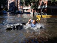 जगातील सर्वात श्रीमंत शहर न्यूयॉर्कमध्ये पुराचा कहर; घरं, गाड्या बुडाल्या पाण्यात, पाहा फोटो - Marathi News | flood situation in new york water enters in houses cars submerged in flooded water us photos and videos | Latest international Photos at Lokmat.com