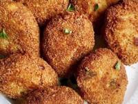 १० मिनिटांत करा कुरकुरीत बटाटा-पोहा कटलेट; झटपट सोपा नाश्ता-चवीला अप्रतिम, पाहा रेसिपी - Marathi News | Poha Potato cutlet : poha potato cutlet recipe how to make poha potato cutlet | Latest sakhi Photos at Lokmat.com