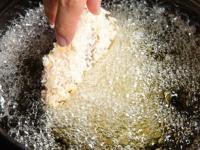 वडे- भजी होतील कुरकुरीत, खमंग... कोणताही पदार्थ तळताना लक्षात ठेवा ५ महत्त्वाच्या टिप्स - Marathi News | 5 Rules for deep frying, tips for making sabudana vada crispy, How to make pakoda crispy and crunchy? | Latest sakhi Photos at Lokmat.com