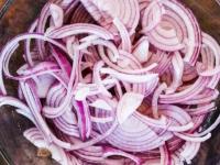 कांदा खाल्ला की तोंडाला वास येतो? ४ उपाय, कांदा खाल्ल्याने येणारा वास झटपट टाळा - Marathi News | Why Eating raw onions gives bad smell : Three Tips to Get Rid of Onion Breath | Latest sakhi Photos at Lokmat.com