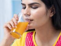 प्या ५ ज्यूस, चेहऱ्यावर येईल नॅचरल ग्लो! महागड्या क्रिम चोपडण्यापेक्षाही सोपा उपाय - Marathi News | Top 5 fruit juices for glowing skin, How to get natural glow to skin, Fruits and vegetables for healthy skin | Latest sakhi Photos at Lokmat.com