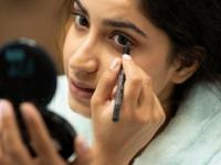 आय लायनर लावताना हात थरथरतात? 5 ट्रिक्स, डोळे दिसतील आकर्षक-परफेफ्ट लायनर लागेल - Marathi News | How to Apply Eyeliner in Perfect Way : How to Apply Eyeliner for Your Specific Eye Shape | Latest sakhi Photos at Lokmat.com