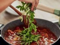 लोखंडी भांडी वापरण्यापूर्वी आणि वापरल्यानंतर कशी स्वच्छ ठेवावी ? ८ टिप्स, भांडी वापरा बिनधास्त... - Marathi News | How To Clean, Season, & Restore : Remove Rust From Cast Iron Pan In 5 Minutes | Latest sakhi Photos at Lokmat.com