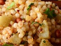 साबुदाण्याची खिचडी करताना ५ चुका टाळा, मोत्यासारखा टपोरा- मोकळा दिसेल साबुदाणा- खिचडी होईल मऊसूत - Marathi News | 5 Tips for making perfect sabudana khichadi, Sago khichadi recipe for navratri fast, Avoid 5 mistakes while making sabudana khichadi | Latest sakhi Photos at Lokmat.com