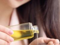 केसांना तेल लावून मालिश केली की केस जास्तच गळतात? ६ टिप्स, तेल लावताना ‘या’ चुका टाळा - Marathi News | Hair oiling tips for hair growth, How to do head massage for long and strong hair? Proper method of applying oil on scalp | Latest sakhi Photos at Lokmat.com