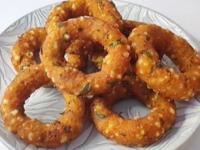 १ वाटी साबुदाणाचा पटकन बनेल खमंग नाश्ता; उपवासाची एकदम सोपी, नवी रेसिपी-चवीला भारी - Marathi News | Navratri Special How to Make Sabudana Rings Crispy Sabudana Rings Delicious Recipe | Latest sakhi Photos at Lokmat.com