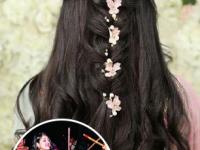 गरबासाठी करा खास हेअरस्टाईल, बघा ७ ट्रेण्डी- स्टायलिश पर्याय, गरबा खेळताना चारचौघीत उठून दिसाल - Marathi News | Stylish trendy hair style for navratri garba dandiya, How to do hairstyle for garba dandiya? | Latest sakhi Photos at Lokmat.com