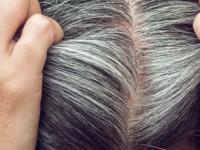 डोक्यावर पांढरे केसच जास्त चमकतात? झोपण्याआधी नाभीत हे तेल लावा-५ दिवसांत मिळवा काळे केस - Marathi News | Best Oil For Grey Hairs Problem : Which oil put on belly buttom for white hairs home remedies | Latest sakhi Photos at Lokmat.com