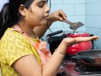 स्वयंपाक करताना लक्षात ठेवा फक्त ६ टिप्स, सगळे रोज म्हणतील तू किती सुगरण! - Marathi News | Important cooking tips for making your dish more delicious, How to make food more delicious? | Latest sakhi Photos at Lokmat.com