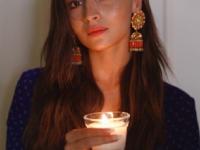 दिवाळीत दिव्यांसोबत फोटो काढता पण कधीच चांगले येत नाहीत? ७ सोप्या पोझ, लाइक्सचा पडेल पाऊस - Marathi News | Best photo poses with dia or panti in diwali, Diwali Photoshoot ideas, Photo poses for diwali, how to take attractive photos in diwali? | Latest sakhi Photos at Lokmat.com