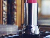 कोणतं कॉस्मेटिक्स किती दिवस वापरायचं? लिपस्टिक आणि काजळाची एक्सपायरी डेट कधी चेक केली आहे? - Marathi News | For how long you can use any cosmetics if you open it? What is the difference between Expiry Date and Shelf Life of a product? | Latest sakhi Photos at Lokmat.com