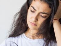 केस धुतले की बाथरुममध्ये खूप केस गळून पडलेले दिसतात? ५ टिप्स- केस गळणार नाहीत - Marathi News | lots of hair loss after oiling your hair and shampoo? 5 tips to control hair fall after shampoo | Latest sakhi Photos at Lokmat.com