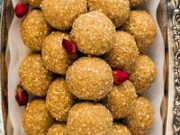 फक्त १० मिनिटांत होणारे बिनापाकाचे तिळाचे लाडू, चवदार लाडूंची झटपट होणारी रेसिपी - Marathi News | Easiest recipe of making sesame ladoo, How to make til ladoo without making paak or sugar syrup, til ladoo recipe in marathi | Latest sakhi Photos at Lokmat.com