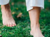 मुलांना मातीत, गवतामध्ये अनवाणी चालू द्या आणि तुम्हीही चाला, कारण..... वाचा ५ जबरदस्त फायदे - Marathi News | 5 Health benefits of walking barefoot, Why it is important to walk barefoot? | Latest sakhi Photos at Lokmat.com