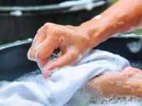 नवीन कपडे धुताना खूप रंग जातो? पाण्यात १ वस्तू घाला, कपडे जुने होईपर्यंत रंग जाणार नाही - Marathi News | How to Stop Colour Fading Of Clothes While Washing : Tips To Prevent Clothes From Fading | Latest sakhi Photos at Lokmat.com